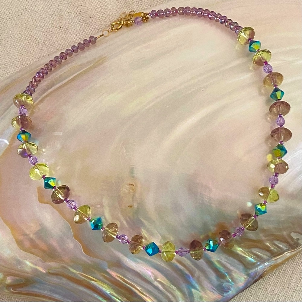 New Handmade Swarovski Crystals and Glass Beads Short Gold Necklace.